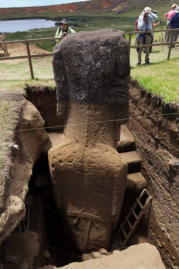 1436684063_easter-island-statue-bodies-1