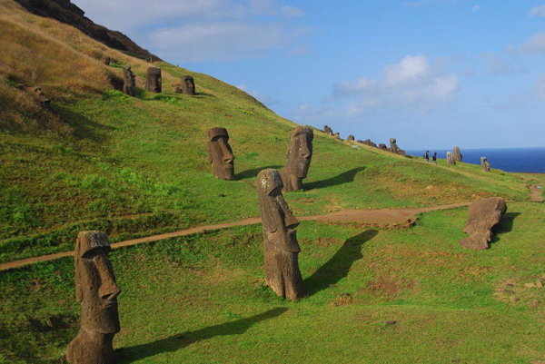 1436684065_easter-island-statue-bodies-4